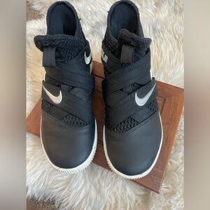 Nike LeBron Soldier 12 basketball shoes boys size 5.5.